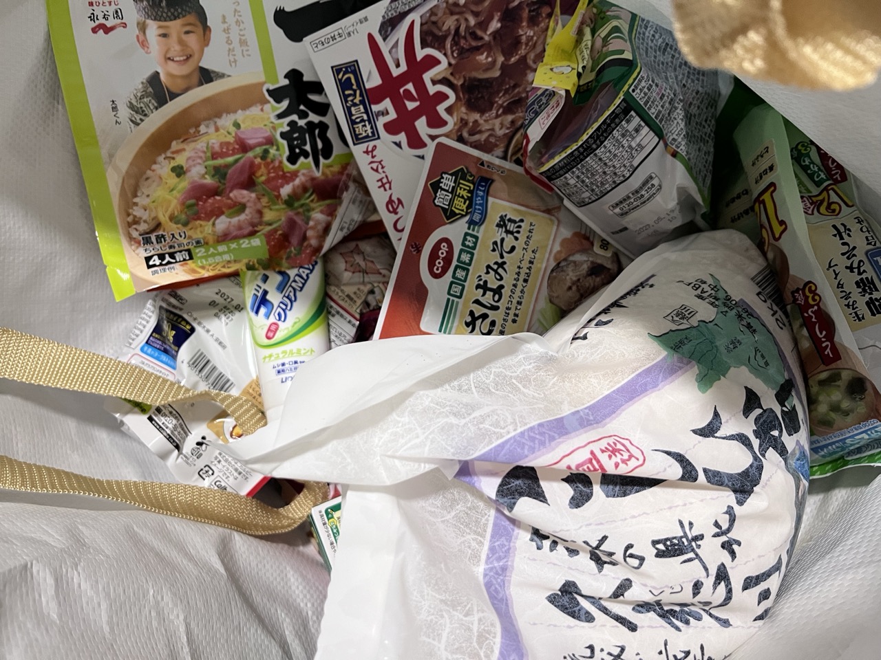 いただいた食品の一袋。お米やレトルト、缶詰などがトートバッグに入っている